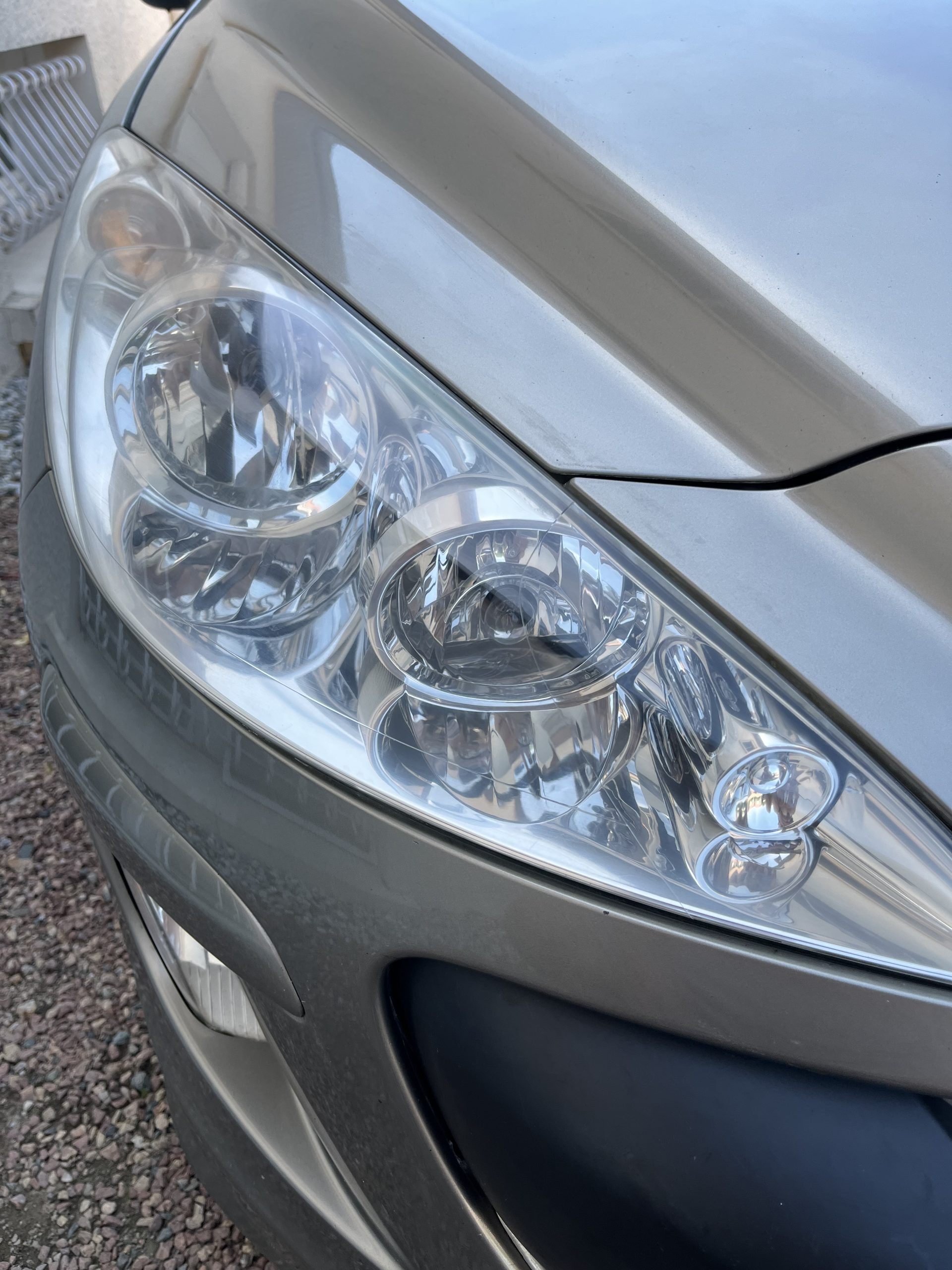 Avant après rénovation d’optique de phare voiture à la roche sur yon